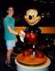 A tu per tu con una mega statua di Topolino a DisneyWorld. Aveva un solo difetto: il prezzo, 8000$